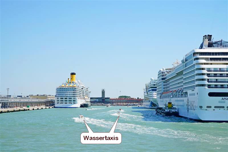 Wassertaxi im Hafen in Venedig