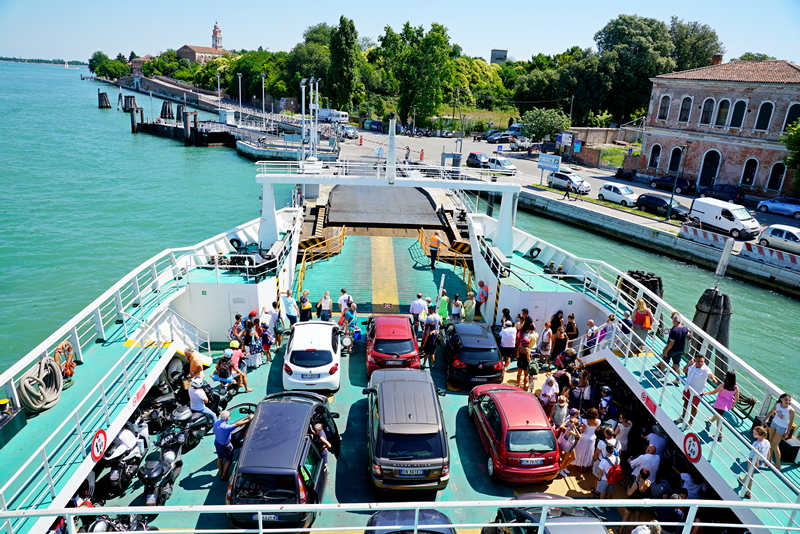 Die Fähre (Linie 17) an der Haltestelle am Lido
