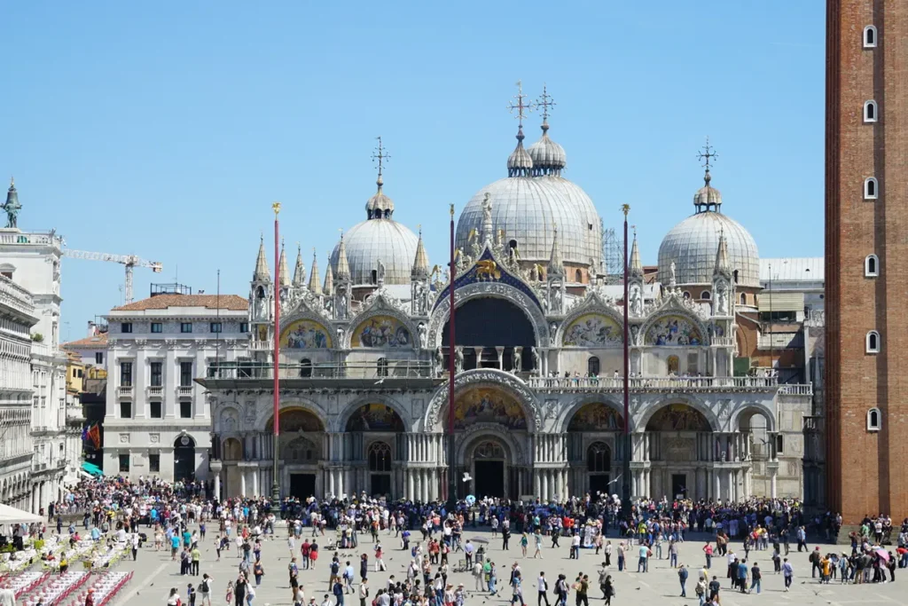 Blick vom Cafe Correr auf den Markusdom und Markusplatz