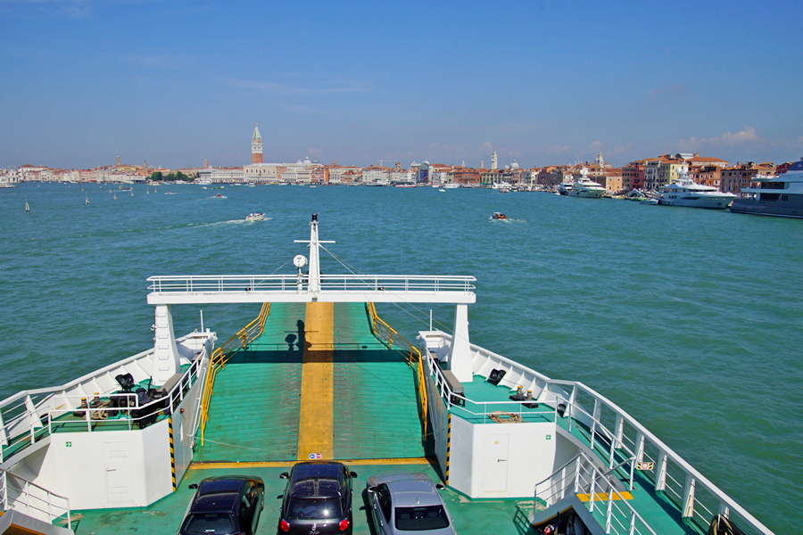 Die Fähre der Linie 17