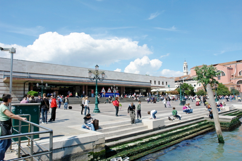 Bahnhofs Vorplatz Venedig
