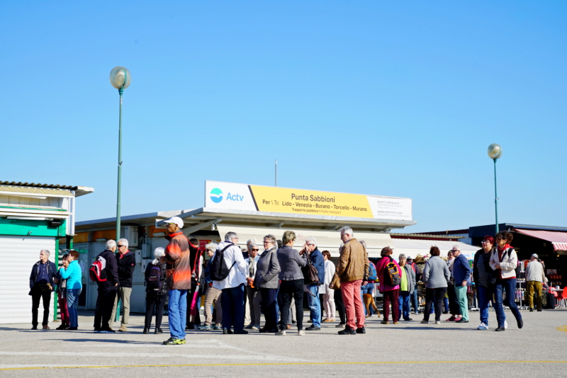 typische Warteschlange in Punta Sabbioni