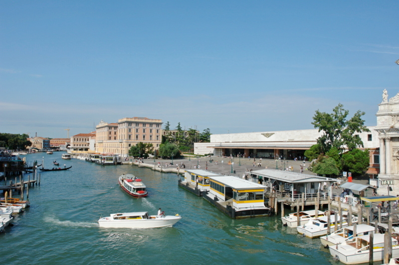 Vom Bahnhof in Ihr Hotel in Venedig
