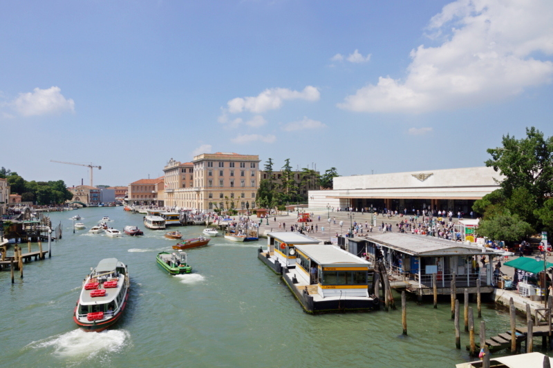 Die Wasserbusse (Vaporetti) am Bahnhof in Venedig
