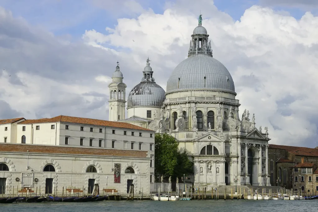 Venedig: Die Kirche Santa Maria della Salute – Ort häufiger Maschen von Trickbetrügern am Kircheneingang.