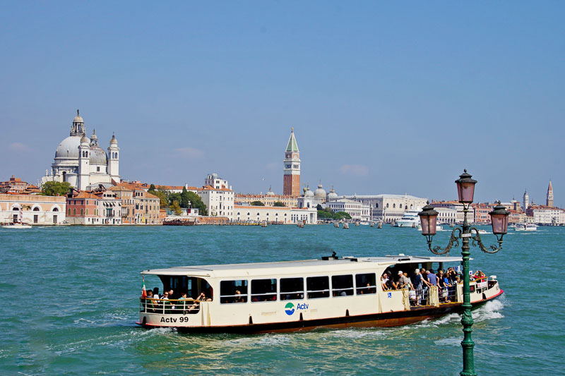 Vaporetto im Kanal Giudecca