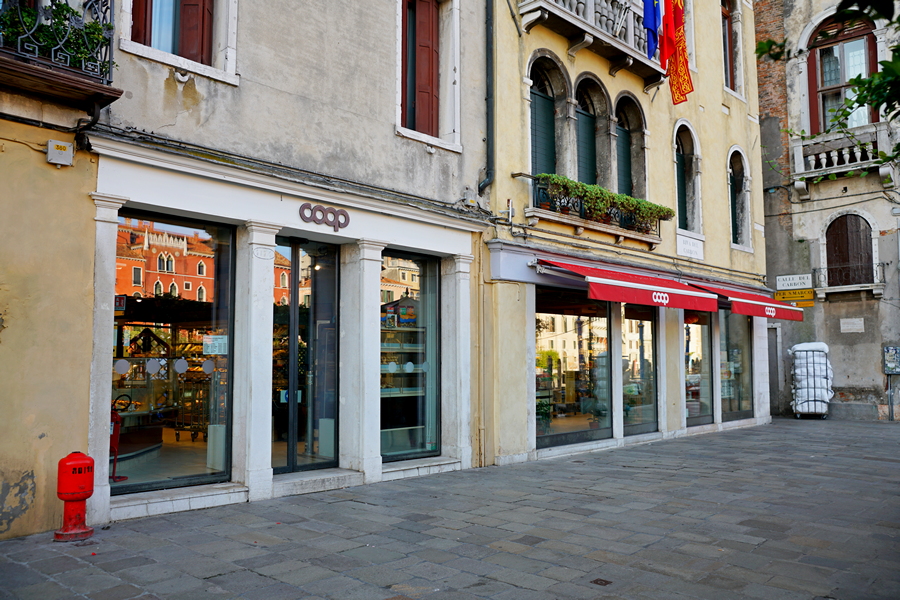 Der Coop am Canal Grande zwischen Rialtobrücke und dem Rathaus