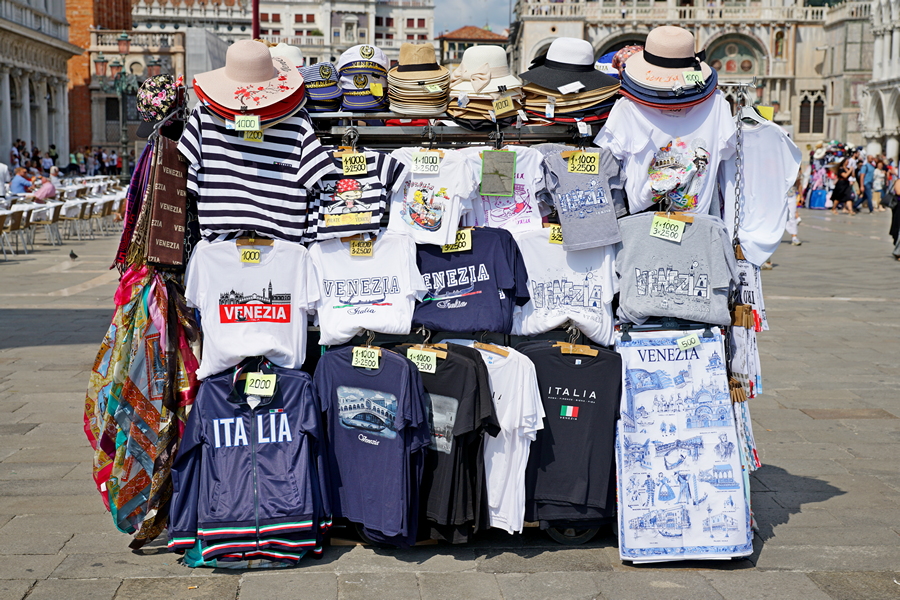 Die Bancarelle an der Piazzetta
