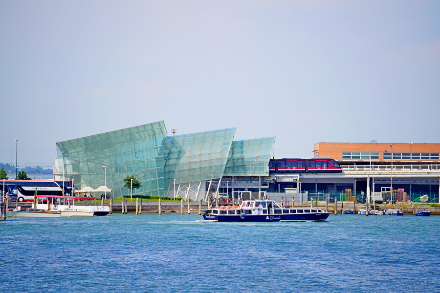 Der People Mover an der Insel Tronchetto