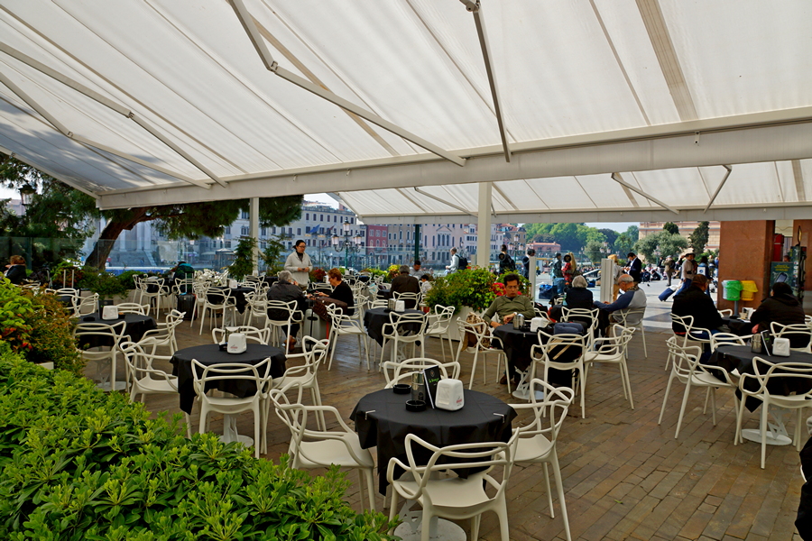 Terrrasse im Bahnhof Santa lucia Venedig
