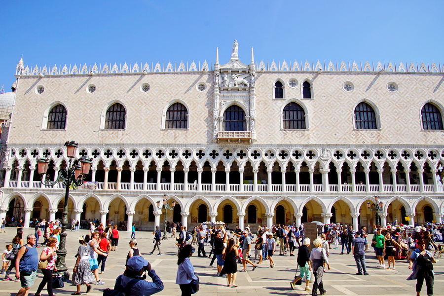 Der Dogenpalast an der Piazzetta