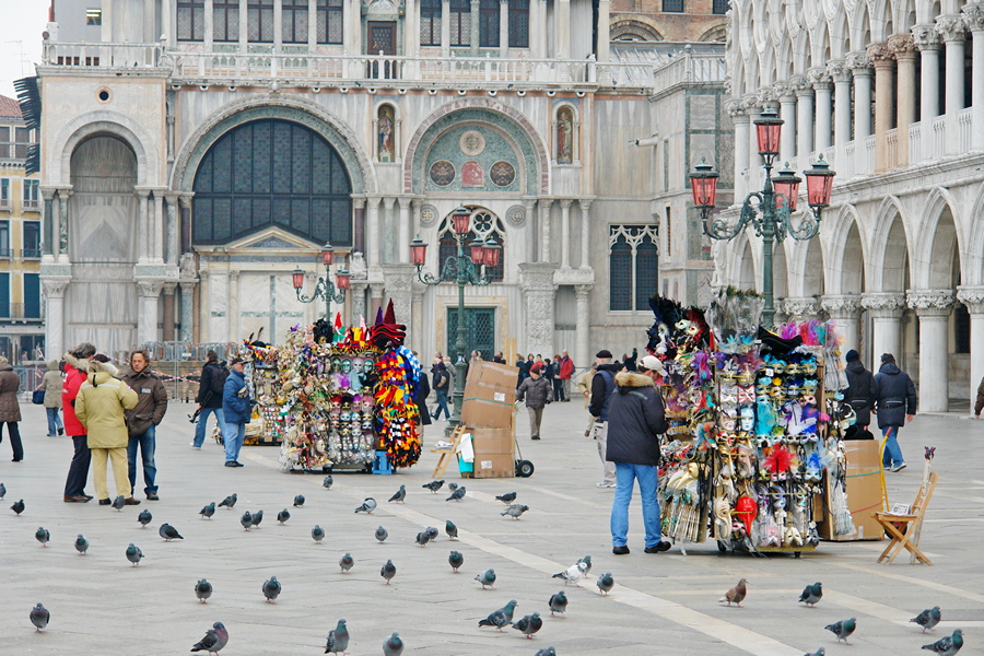 Die Bancarelle an der Piazzetta