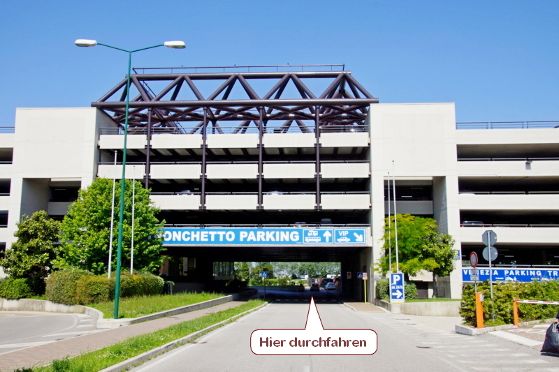 Anfahrt der Fähre (Linie 17)  durch das Parkhaus Tronchetto