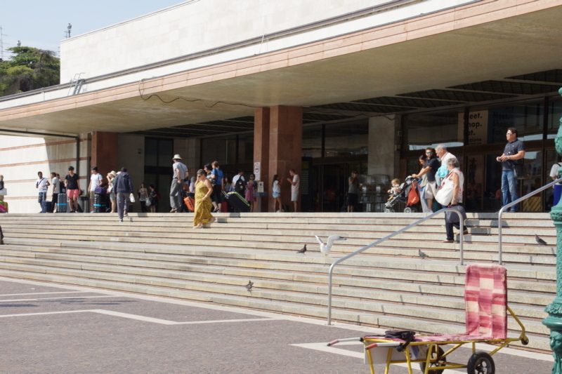 die breite Treppe vor dem Bahnhof in Venedig