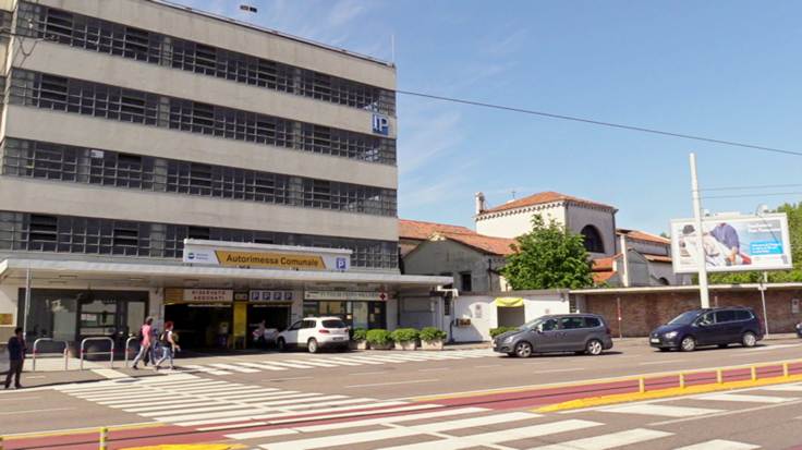 Einfahrt des Parkhauses Autorimessa