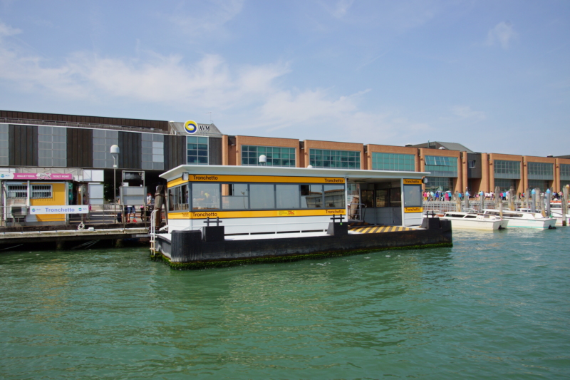 das Wartehäuschen der Linie 2 vor dem Parkhaus Tronchetto.