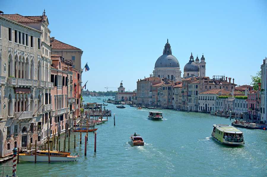 Vaporetto Linie 1 mitten durch Venedig