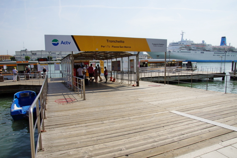 Die Vaporetto Linie 2 vorm Parkhaus Tronchetto