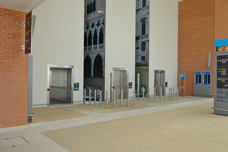 Marco Polo: Aufzug und Rolltreppe