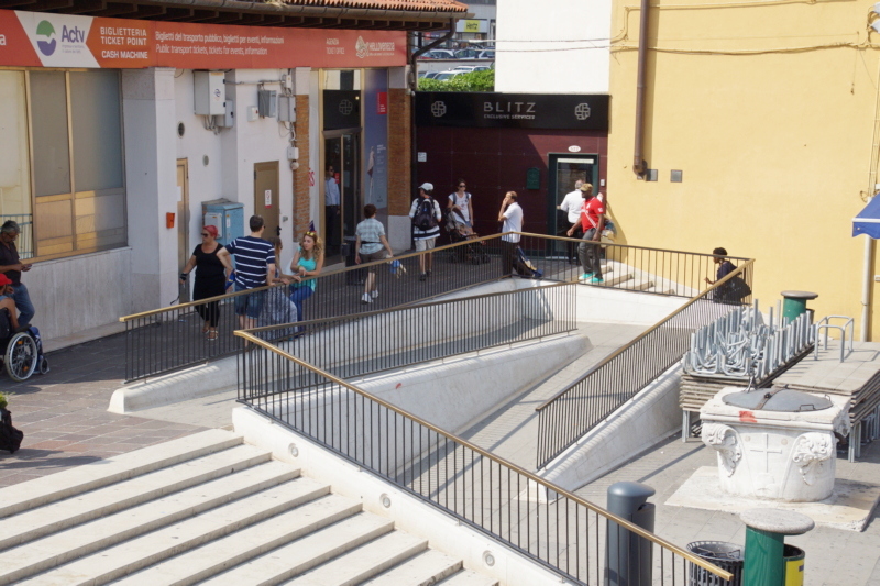 Der Zugang vom Piazzale Roma und den Verkaufsschaltern des ACVT, zu den Wartehäuschen der Vaporetti ist, wie Sie es hier im Bild sehen, barrierefrei.