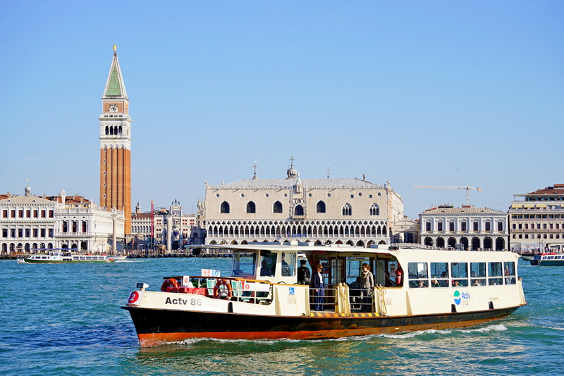 Das Vaporetto der Linie 2 vor dem Dogenpalast und dem Campanile